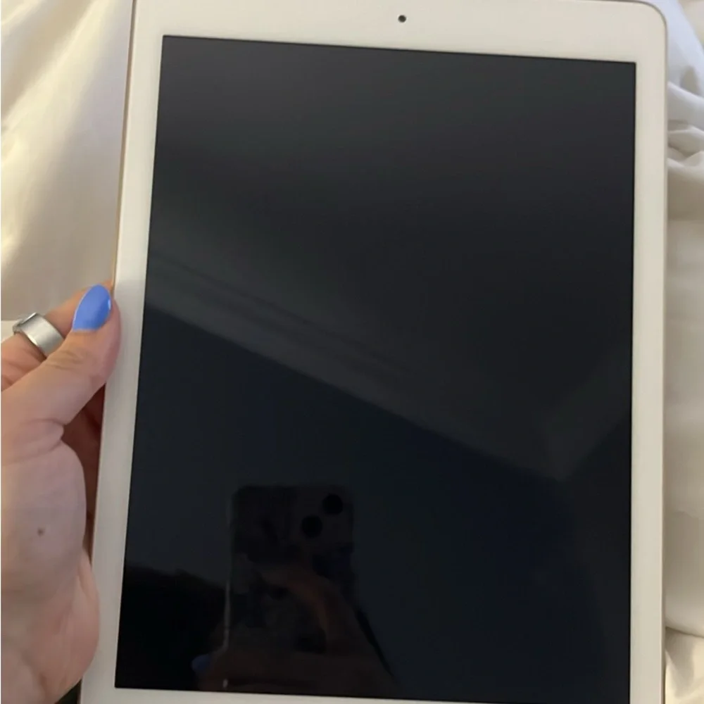 IPad 5th generation White Tablet